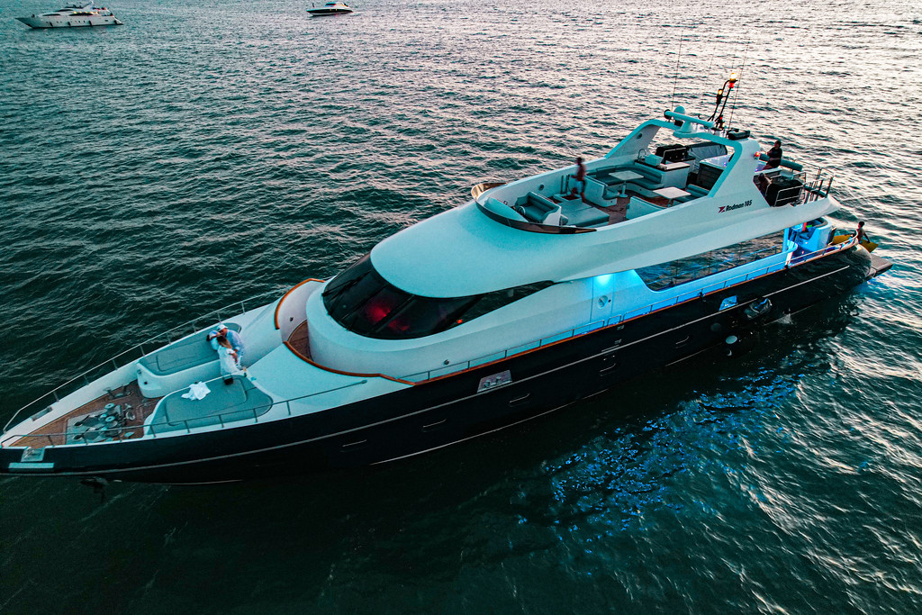 Rodman W/ Jacuzzi 110' Rental in Miami - Image 1