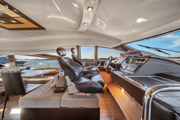 Azimut Flybridge 70'